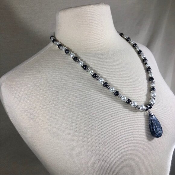 Obsidian & Pearls Statement Piece Necklace - Picture 3 of 7